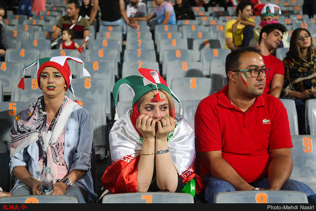تماشای بازی ایران و پرتغال در ورزشگاه آزادی
