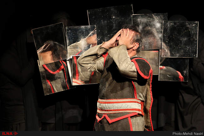 نمایش«مردی در آینه»