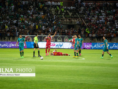 دیدار تیم‌های فوتبال شمس آذر و پرسپولیس در قزوین