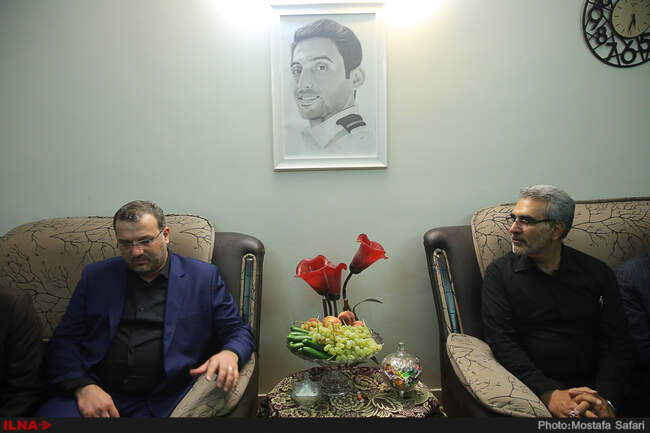 حضور فرید موسوی نماینده مجلس شورای اسلامی در منزل شهید آتش نشان فریدون علی تبار
