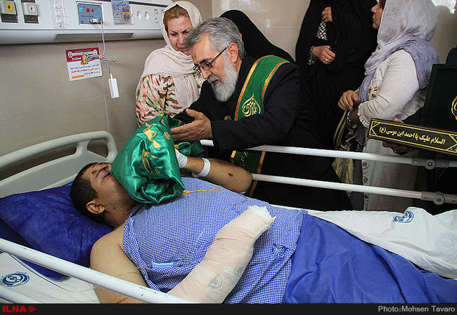 عیادت خادمین حرم مطهر حضرت شاهچراغ (ع) از سربازان مصدوم سانحه رانندگی