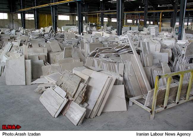 خاک به جای کار در کارخانه ای تعطیل