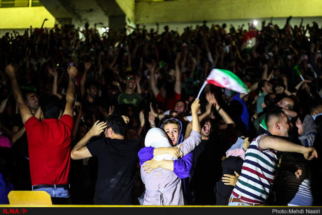 تماشای بازی ایران و اسپانیا  در ورزشگاه آزادی