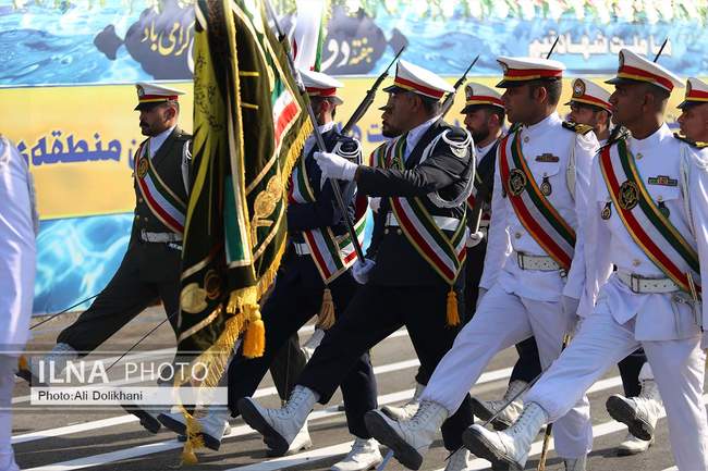 رژه نیروهای مسلح در کنار آب‌های نیلگون خلیج فارس