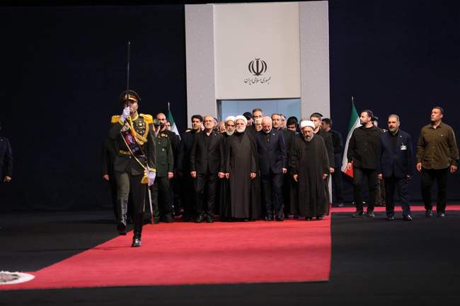 ادای احترام سران قوا و مسئولان نظام به پیکر آقای شهید ایران
