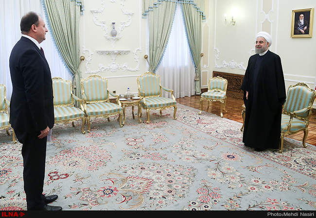 تقدیم استوارنامه سفیران 6 کشور به رئیس جمهوری