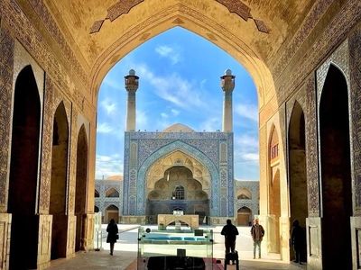 گذر پشتِ گنبدِ هزار ساله «مسجد جامع» اصفهان نشست کرد