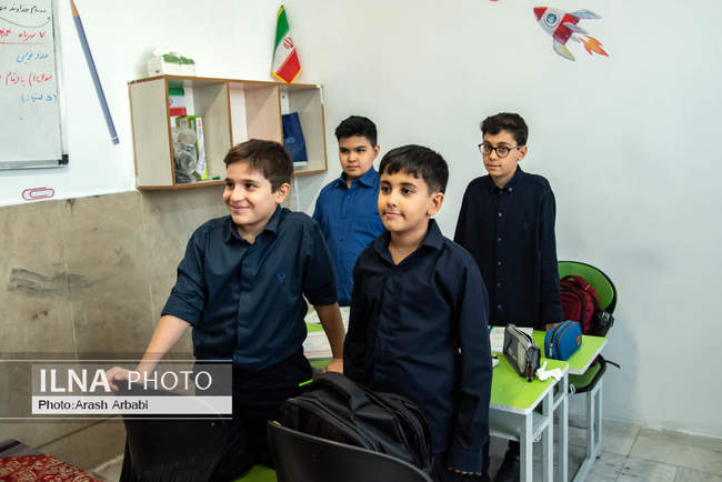 بازدید رییس کنفدراسیون اتحادیه کارمندان بخش عمومی ترکیه از دبستان ا