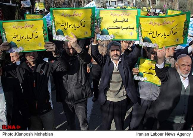 راهپیمایی نمازگزاران تهرانی در اعتراض به نشریه فرانسوی