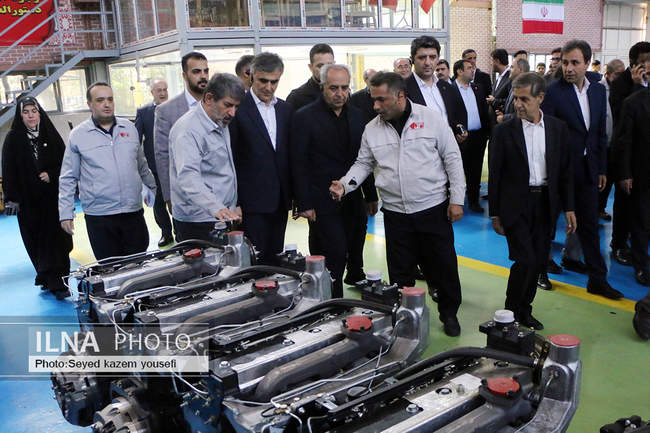 بازدید رییس کل بانک‌مرکزی از مجموعه تراکتورسازی ایران