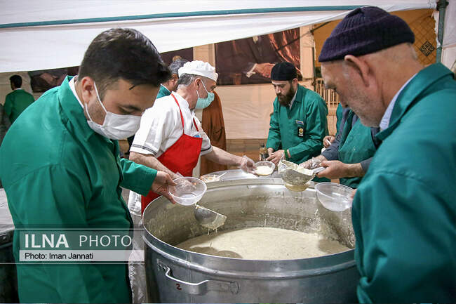 پذیرایی افطار از زائران در ورودی حرم امام رضا(ع)