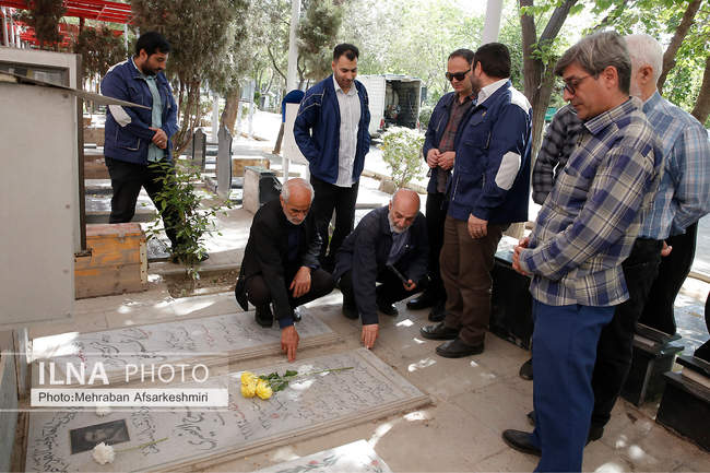 تجدید میثاق اعضای خانه کارگر در هفته کارگر با امام و شهدا و نشست در خا