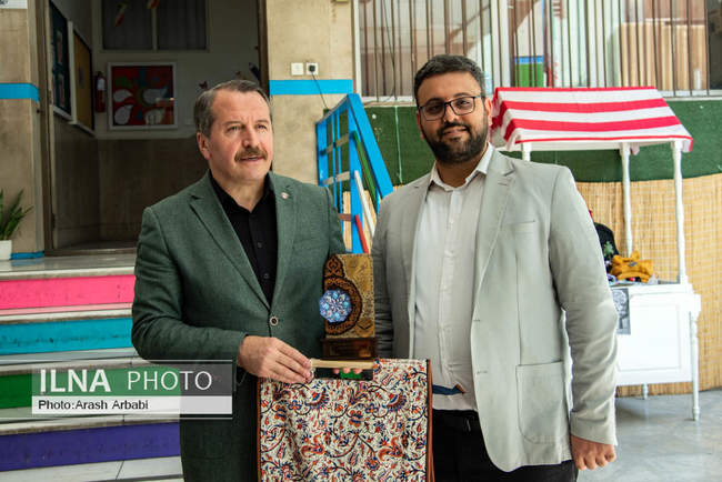 بازدید رییس کنفدراسیون اتحادیه کارمندان بخش عمومی ترکیه از دبستان ا