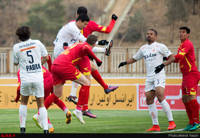 مسابقه فوتبال بین دو تیم نفت تهران و سایپای تهران