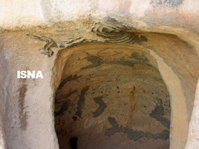 یادگاری نویسی با سیمان در آرامگاه پساهخامنشی