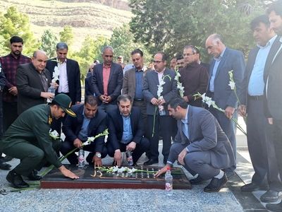 گلزار شهدای کارگری در خرم آباد غبارروبی و عطر افشانی شد