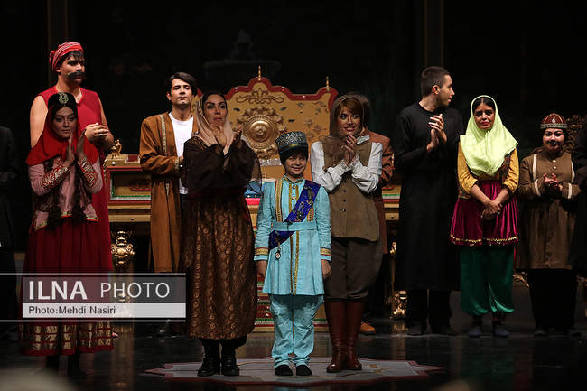 نمایش «باغ شب‌نمای ما» به کارگردانی هادی مرزبان