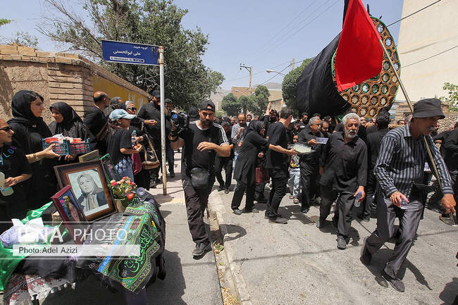 آیین نخلگردانی ظهر عاشورا در تفرش
