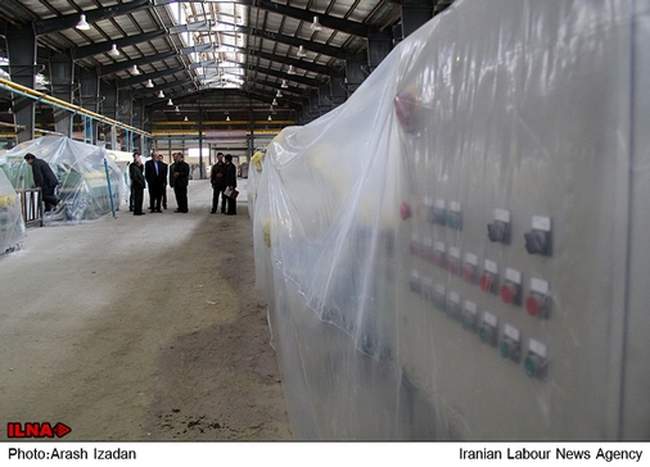 خاک به جای کار در کارخانه ای تعطیل