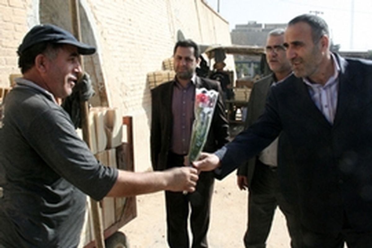 کارگران قشر زحمت کش و دلسوز جامعه هستند