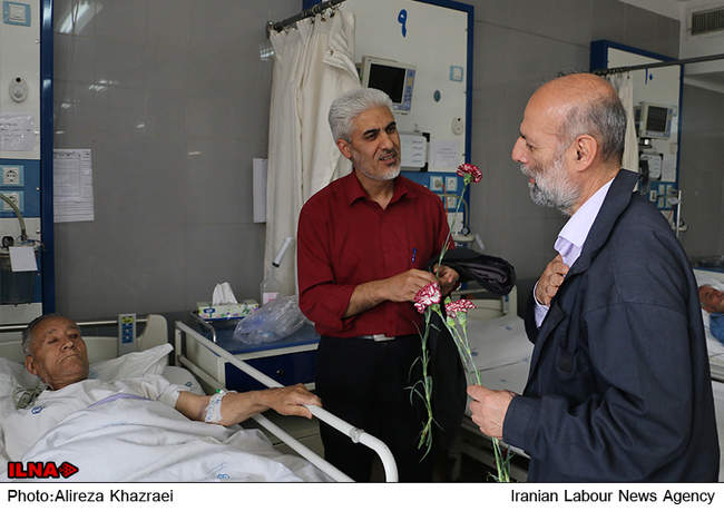 عیادت دبیرکل خانه کارگر از بیماران