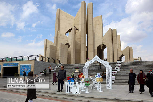 گردشگران نوروزی در مقبرةالشعرا