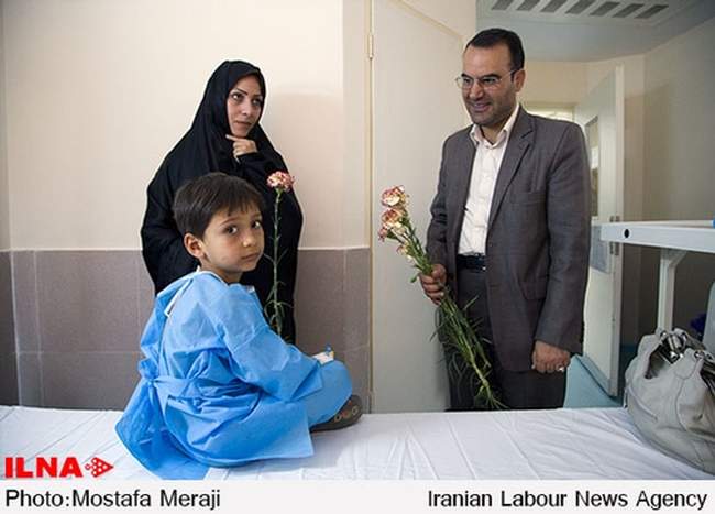 اهداء شاخه گل به کارگران بیمارستان امام رضا(ع) قم