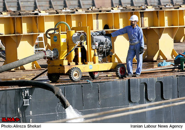 کارگران ایستاده‌اند... (1)