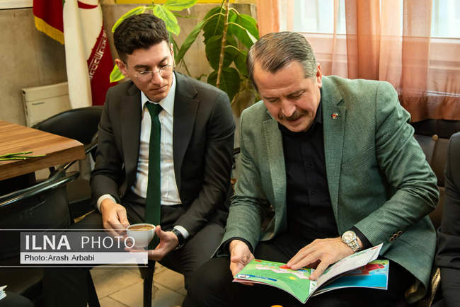 بازدید رییس کنفدراسیون اتحادیه کارمندان بخش عمومی ترکیه از دبستان ا�
