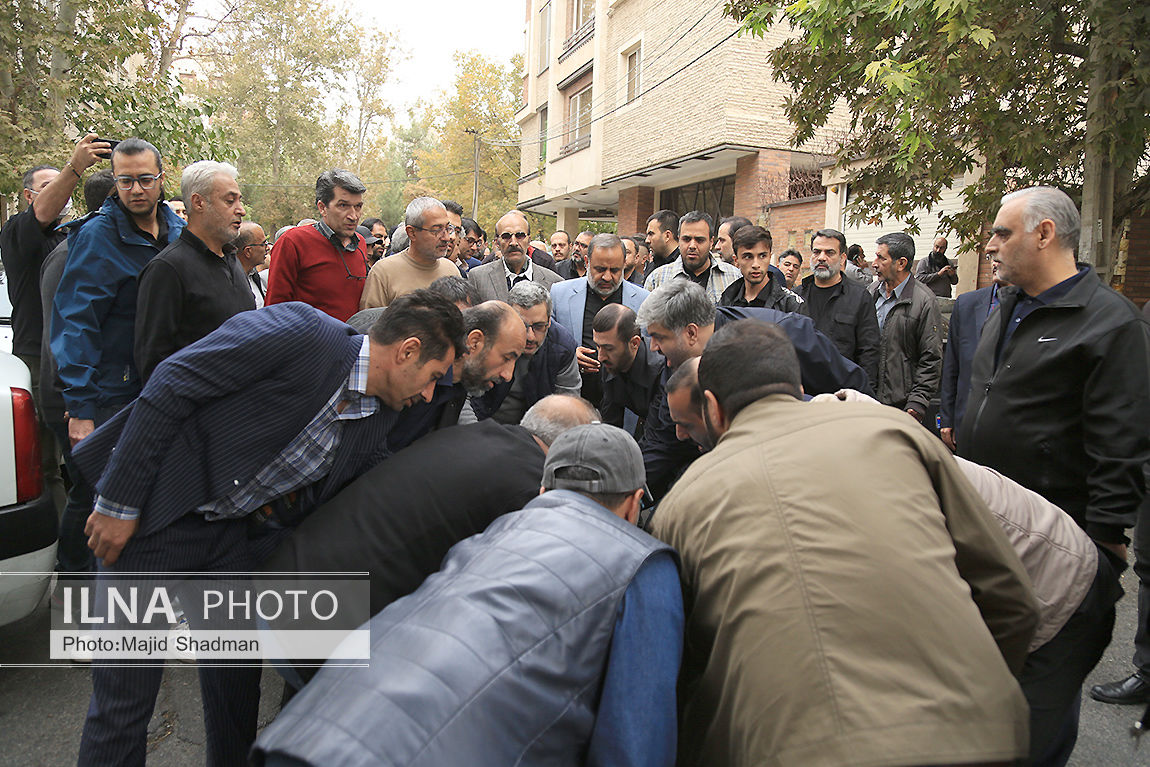  تشییع مرحومه مغفوره «زرین احمدی نژاد»