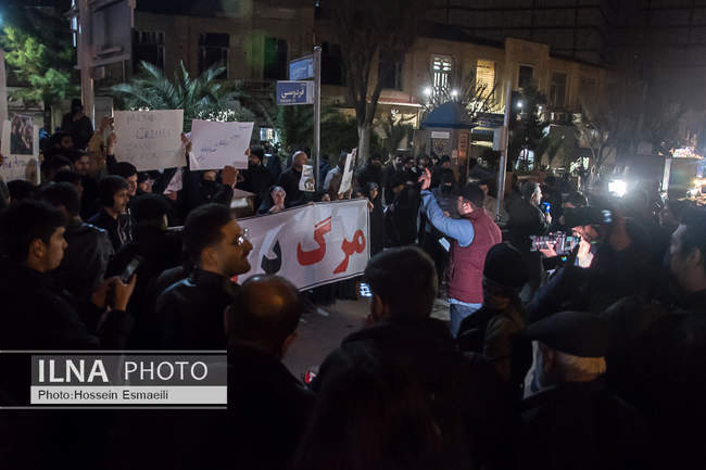 تجمع دانشجویان در مقابل سفارت انگلستان در تهران