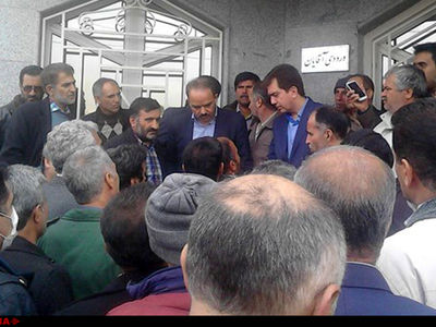 تجمع  همزمان کارگران فرنخ وناز نخ  مقابل استانداری قزوین