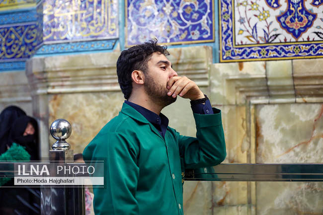 گل‌آرایی ضریح حضرت معصومه(س) 