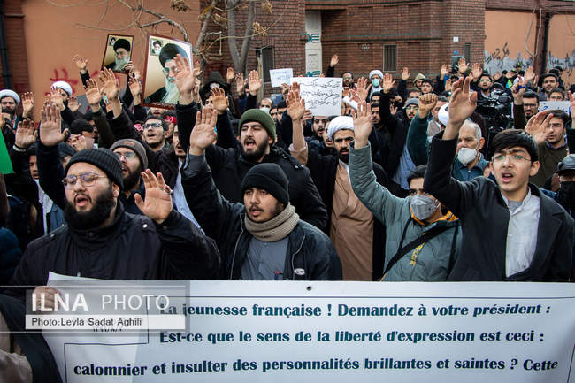 تجمع اعتراضی روحانیون و مردم تهران مقابل سفارت فرانسه