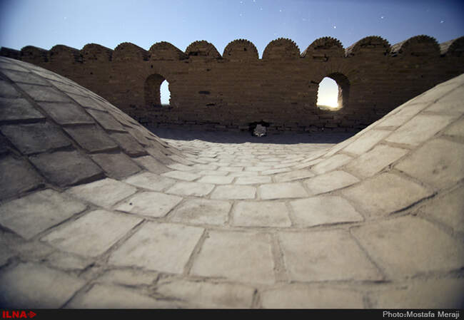 نمای شبانه کاروانسرای دیر گچین، بزرگترین کاروانسرای خشتی گچی ایران در استان قم