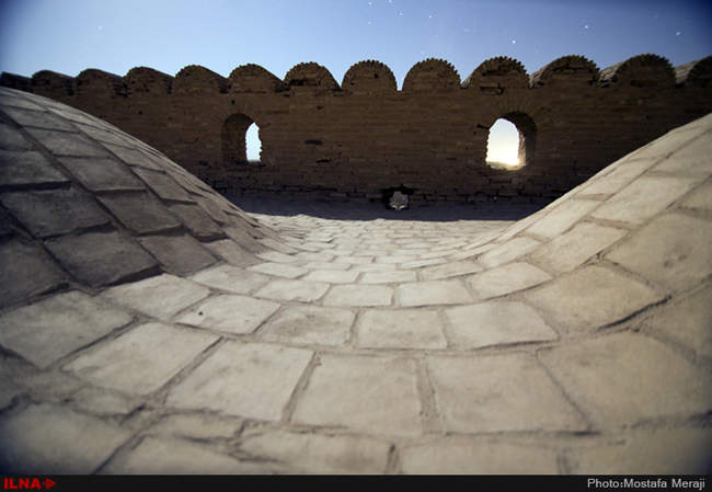 نمای شبانه کاروانسرای دیر گچین، بزرگترین کاروانسرای خشتی گچی ایران 