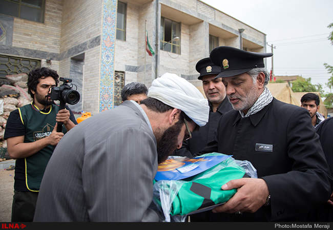 اهداء پرچم حرم امام رضا (ع) به موکب های مستقر در مهران