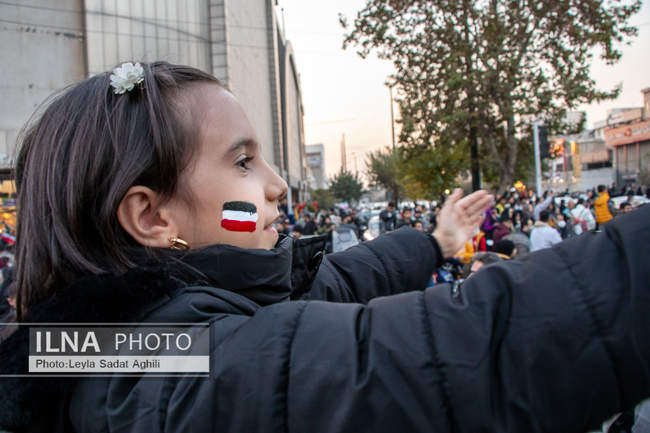 شادی مردم تهران پس از پیروزی تیم ملی فوتبال ایران