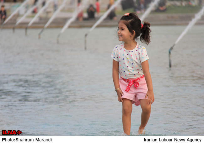  آب‌ بازی کودکان در میدان امام اصفهان