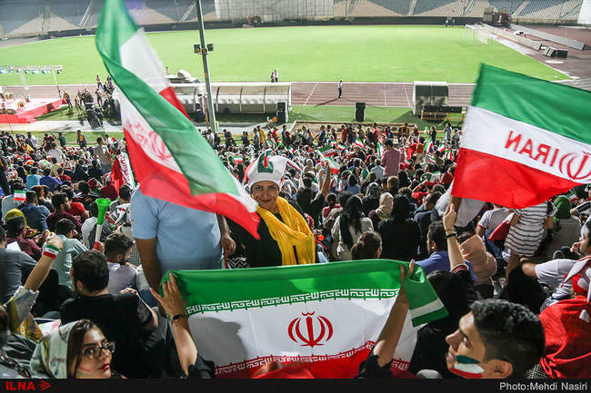 تماشای بازی ایران و پرتغال در ورزشگاه آزادی