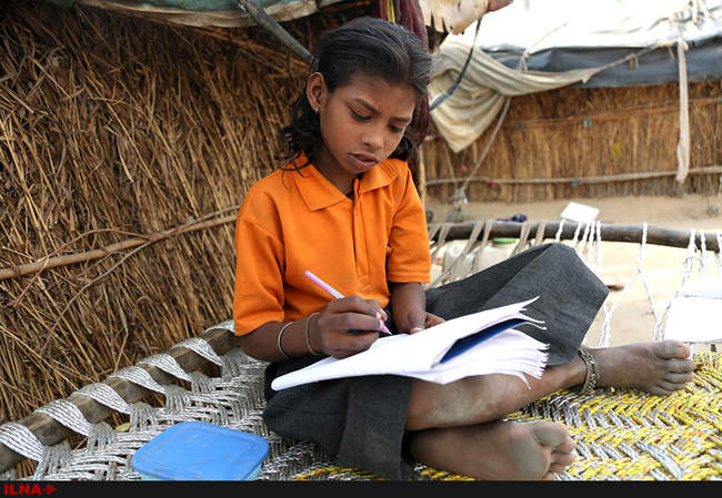 تحصیل فرزندان کارگران روزمزد و کارگران مهاجر در زیر پل مترو دهلی نو