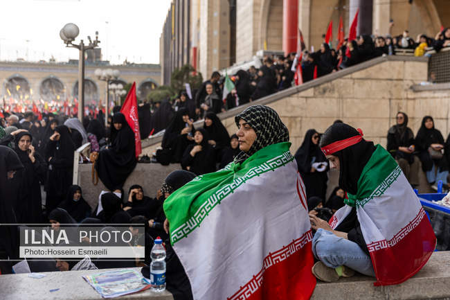 اقامه نماز بر پیکر رهبر شهید انقلاب در مصلای تهران/ 8