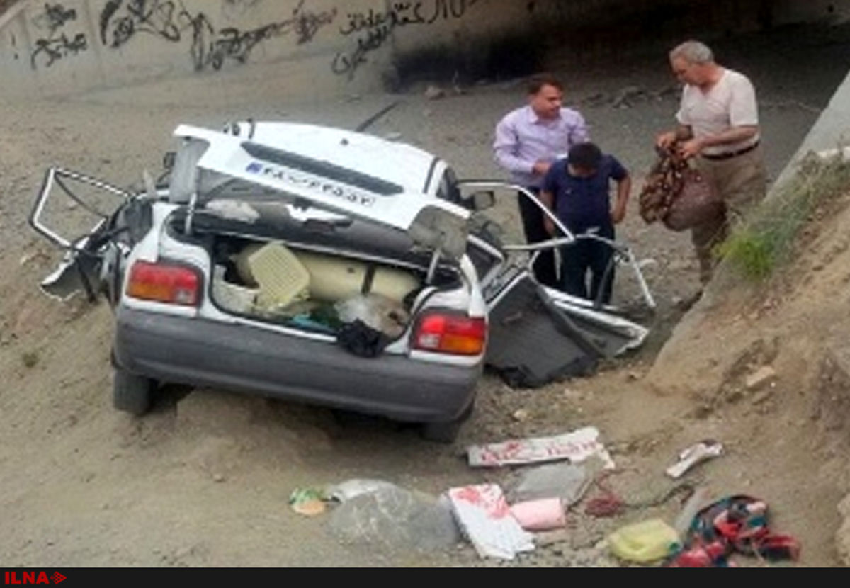 سقوط خودرو پراید به عمق دره در انتهای بزرگراه همت 
