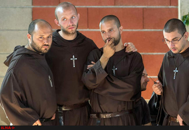 عزاداری خانواده اندوهگین برای از دست دادن عزیزان خود در منطقه زلزله �