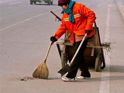 نارضایتی‌کارگران شهرداری رودبار از استخدام‌های بی‌ضابطه در شهرداری/ ۷ ماه معوقه داریم