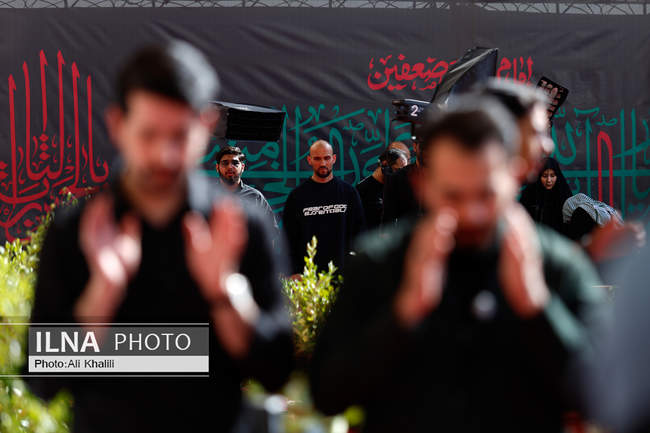 اقامه نماز بر پیکر رهبر شهید انقلاب در مصلای تهران / 7
