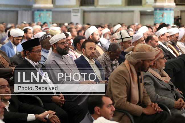 دیدار جمعی از مردم، مسئولان و مهمانان کنفرانس وحدت اسلامی با مقام مع�