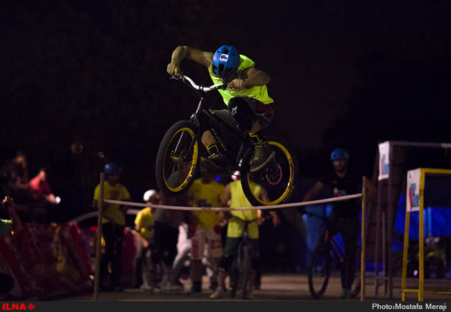 اجرای حرکات نمایشی تاپ رایدر در پارک دولت شهر دزفول