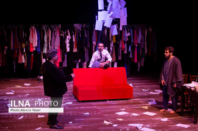 نمایش «موش‌ها و آدم‌ها» در تئاتر شهر قزوین 