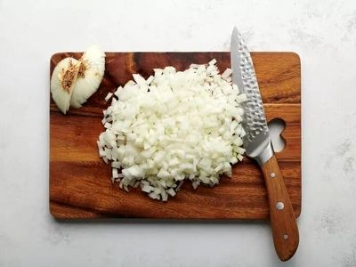 چند ترفند ساده برای خرد کردن پیاز بدون اشک ریختن